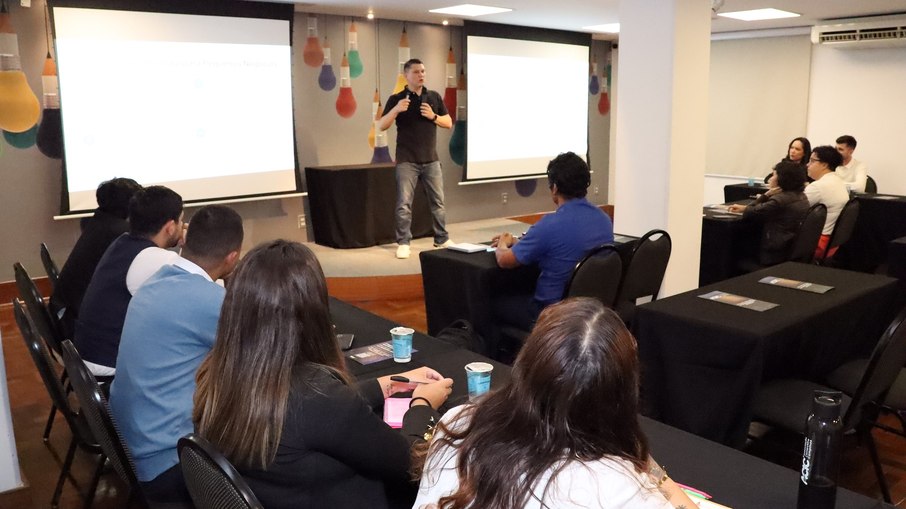Empresários da RMC durante palestra sobre vendas