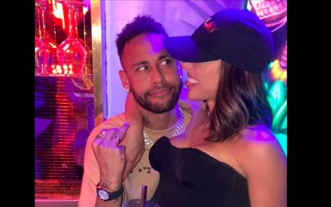 Bruna Biancardi publica nova foto com Neymar e a elege como a mais bonita ao lado do craque
