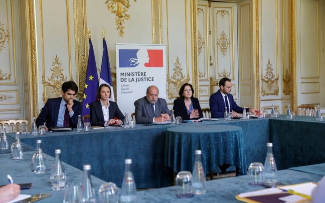 O ministro da Justiça da França, Éric Dupond-Moretti, e o diretor da administração penitenciária, Sébastien Cauwel, em reunião com sindicatos policiais em 15 de maio de 2024, em Paris