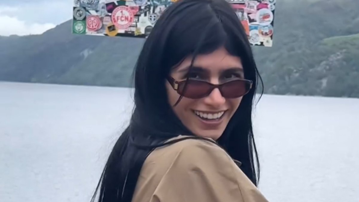 Mia Khalifa 'caça' o Monstro do Lago Ness com uma tanga fio-dental