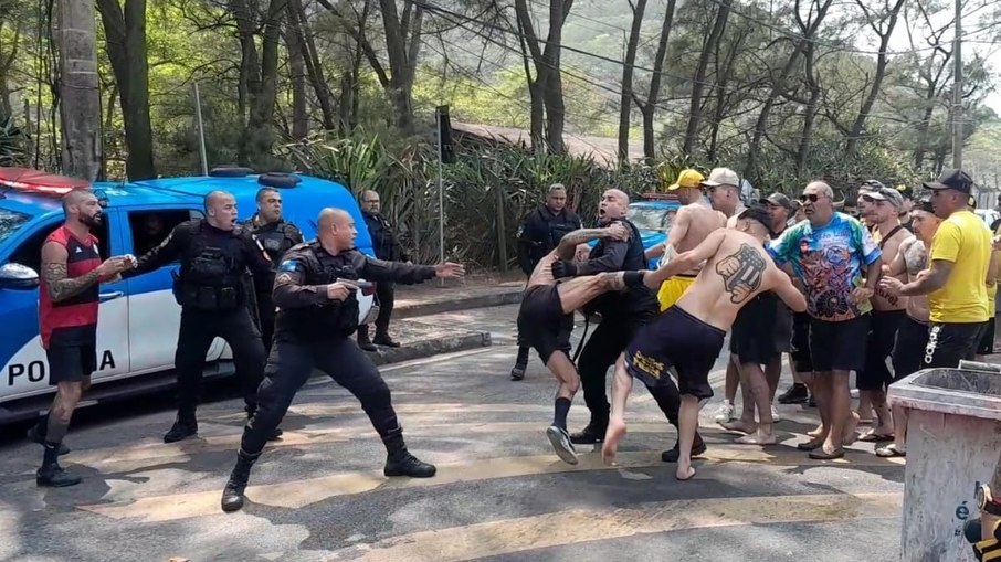 Torcedores de Flamengo e Peñarol brigaram no Rio nesta quinta-feira (19)