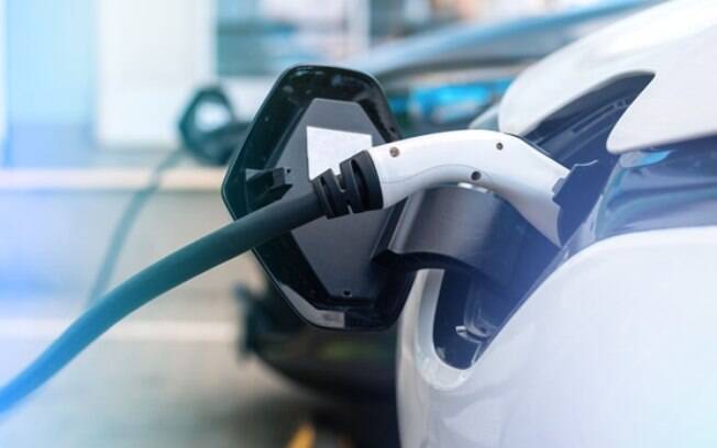 Em 2021, carros elétricos venderam 3 vezes mais