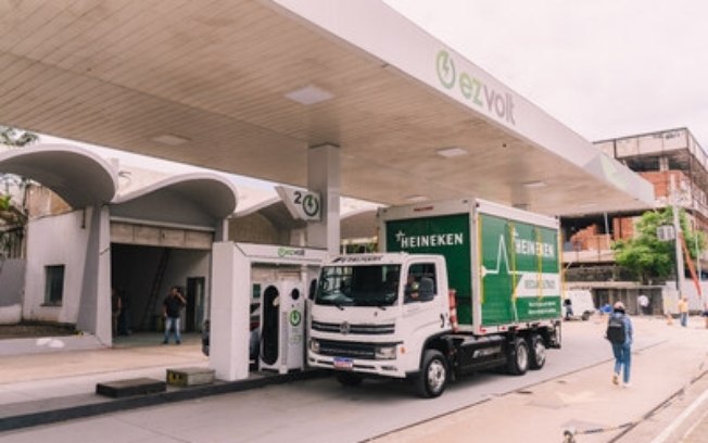 VW Caminhões e Ônibus compõe aliança para implementar eletropostos de maior porte na cidade do Rio