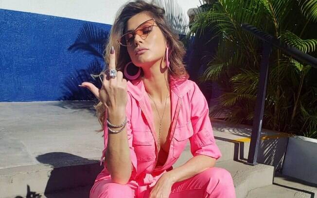 Lívia Andrade mostra o dedo do meio e manda indireta no Instagram