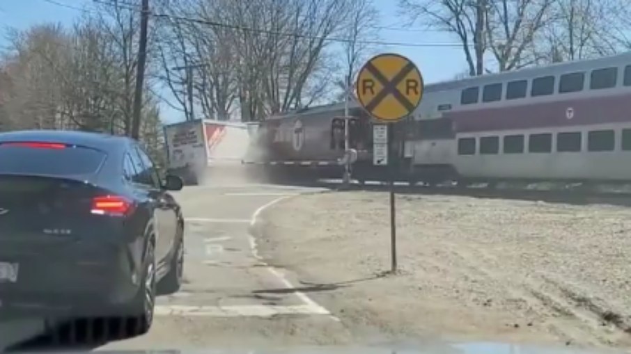 Trem bate em caminhão nos EUA Trem bate em caminhão nos EUA