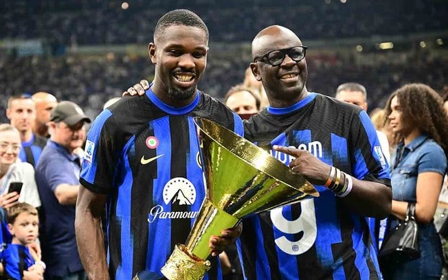 Marcus Thuram (esquerda) posa para foto com o troféu de campeão da Itália com seu pai, Liliam Thuram (direita)