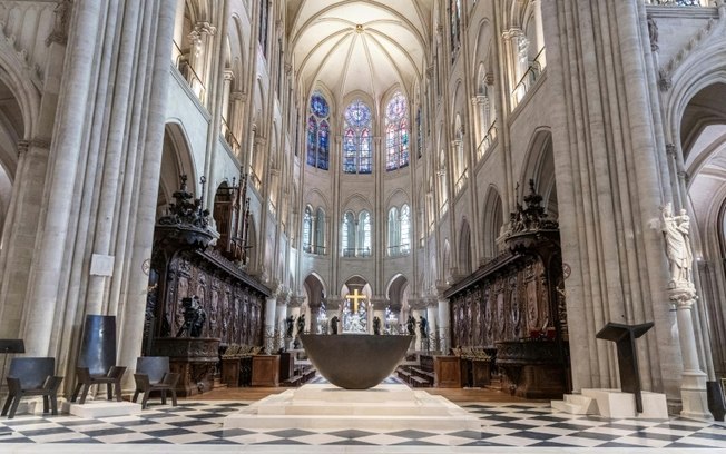 Esta fotografia mostra o novo altar projetado pelo artista e designer francês Guillaume Bardet, na catedral de Notre-Dame de Paris, em Paris, no dia 29 de novembro de 2024