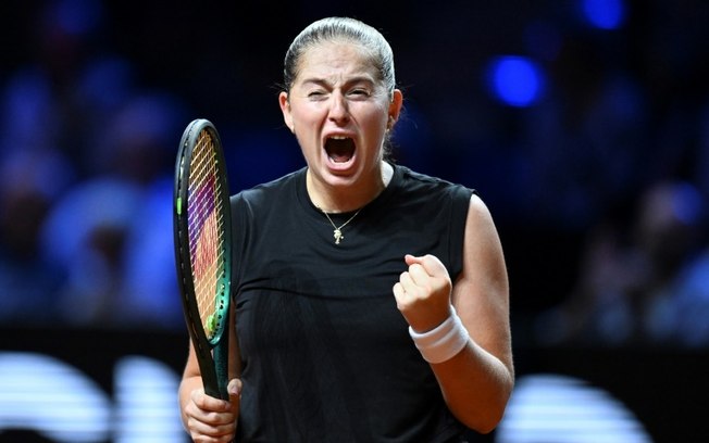 A tenista letã Jelena Ostapenko comemora sua classificação para a final do torneio WTA 500 de Stuttgart após sua vitória contra a russa Ekaterina Alexandrova em 20 de abril de 2025. A tenista letã Jelena Ostapenko comemora sua classificação para a final do torneio WTA 500 de Stuttgart após sua vitória contra a russa Ekaterina Alexandrova em 20 de abril de 2025.