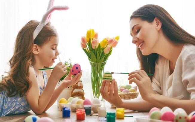 Há uma série de brincadeiras e atividades de Páscoa que podem ser feitas com as crianças, como pintura ou caça aos ovos