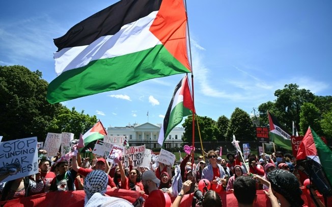Manifestantes pró-palestinos protestam diante da Casa Branca, em Washington, em 8 de junho de 2024