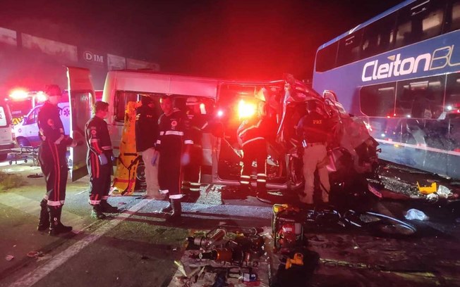 Registro do acidente de van com torcedores do Corinthians e ônibus na BR-262