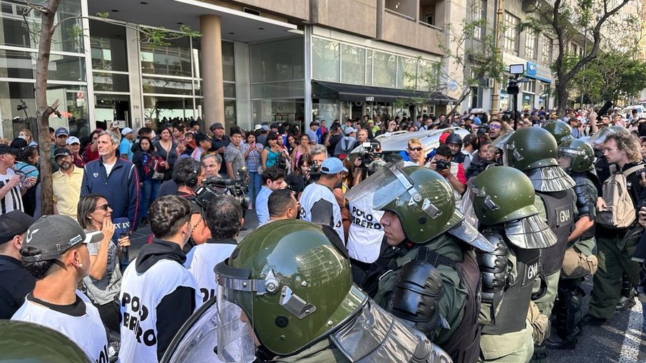 Manifestantes se mobilizam na Argentina contra medidas de Milei