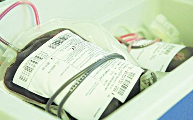 O plasma sanguíneo é a porção líquida do sangue, que permanece após remoção dos glóbulos vermelhos O plasma sanguíneo é a porção líquida do sangue, que permanece após remoção dos glóbulos vermelhos