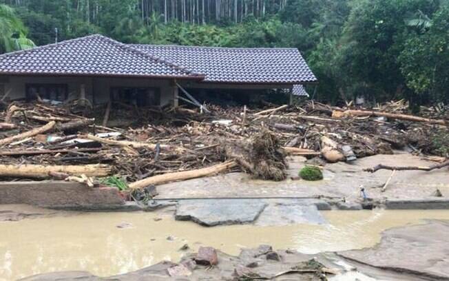 Chuva em Santa Catarina provocou mortes, alagamentos e deslizamento