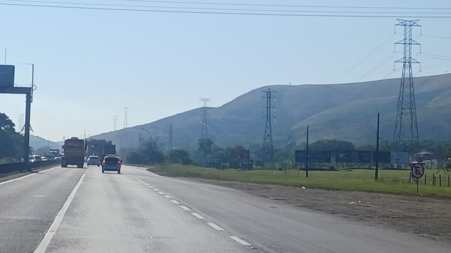 Carga de 700 toneladas inicia deslocamento pela Dutra em Roseira