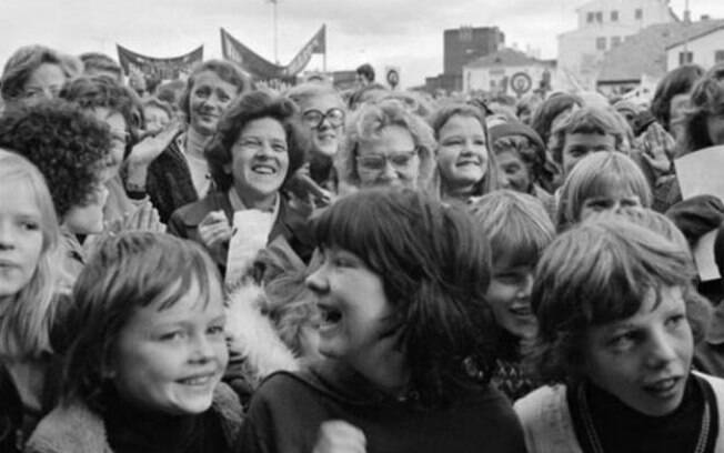 Milhares de mulheres em toda a Islândia participaram de atos por igualdade de direitos em 1975