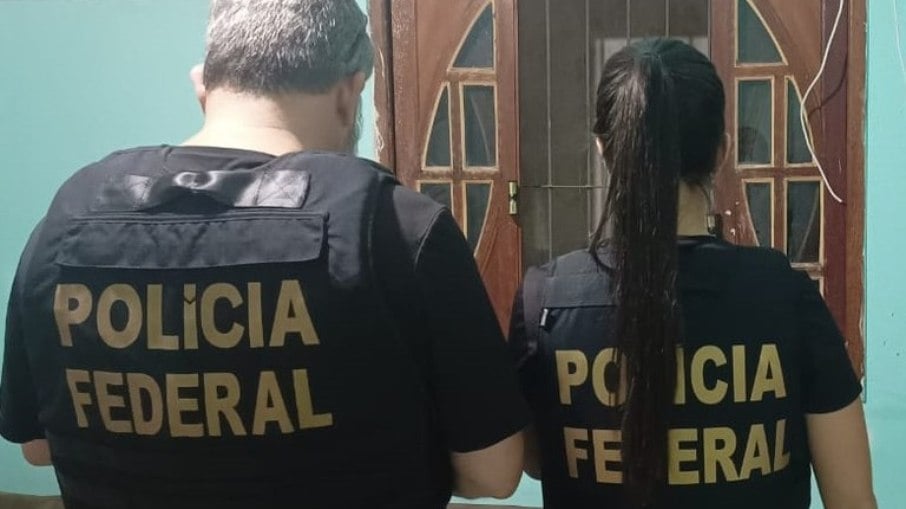 Servidores da Polícia Federal durante operação em Caraguatatuba, no litoral norte de São Paulo