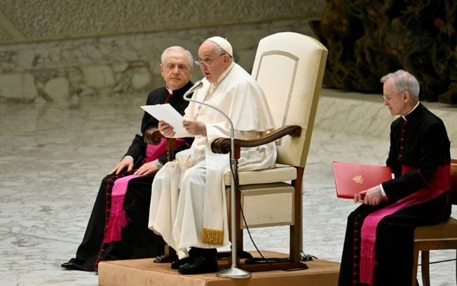 Papa Francisco fala durante uma audiência a voluntários da Cruz Vermelha Italiana, em 6 de abril de 2024 no Vaticano