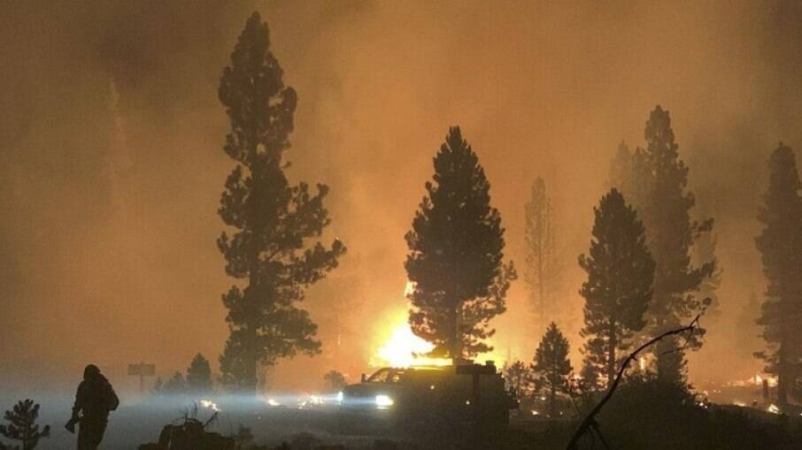 Fogo obrigou pessoas a deixarem suas casas no Oregon, EUA