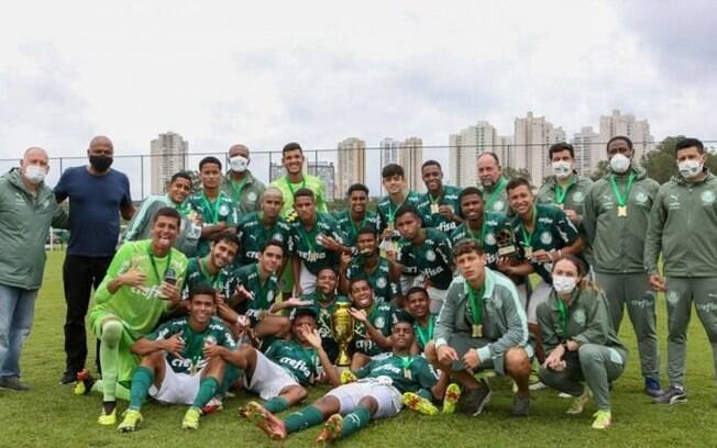 Zagueiro celebra título do Palmeiras na FAM Cup: 'Não é por acaso'