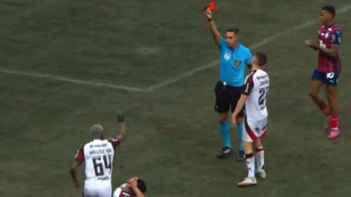 Wallace Yan fica 10 minutos em campo, leva 2 amarelos e é expulso