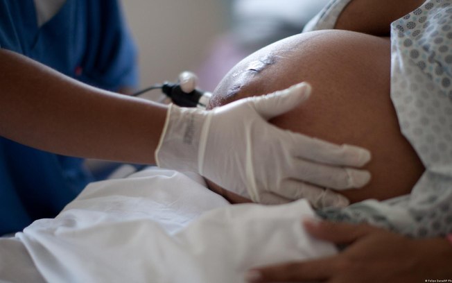 Uma mulher grávida em um hospital no Rio de Janeiro Uma mulher grávida em um hospital no Rio de Janeiro