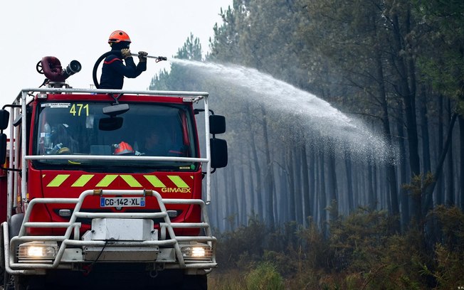 Bombeiros combatem um incêndio florestal em Landes de Gascogne, uma vasta floresta de pinheiros plantada no século 19