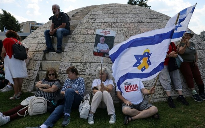 Parentes de reféns israelenses mantidos em cativeiro em Gaza protestam em frente ao gabinete do primeiro-ministro em Jerusalém, 1º de setembro de 2024