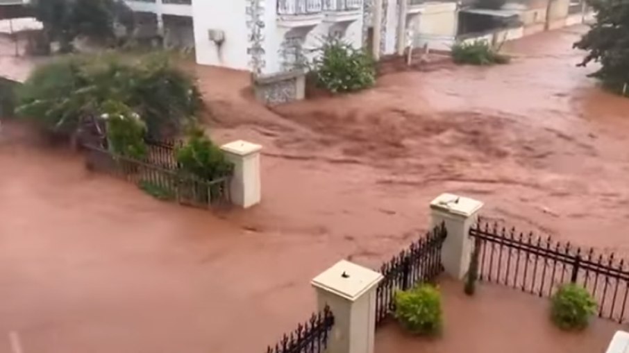Inundações após tempestade deixa destruição na Líbia