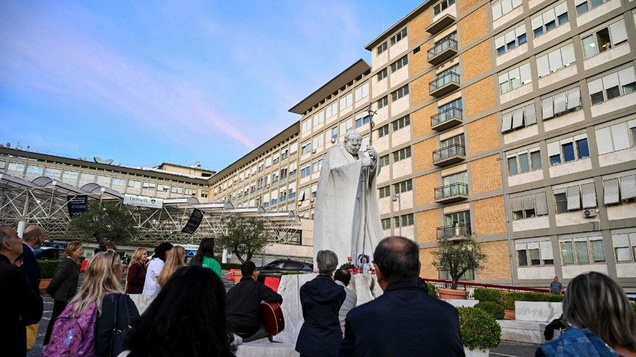 Pessoas rezando e aguardando na praça em frente ao Hospital Gemelli (ANSA)