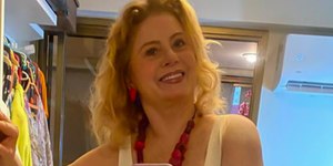 Vera Fischer posa em frente ao espelho com maiô branco e impressiona; veja foto