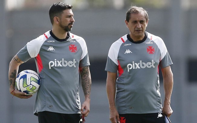 Ramón Díaz e seu filho, Emiliano Díaz, em treinamento do Vasco no CT Moacyr Barbosa