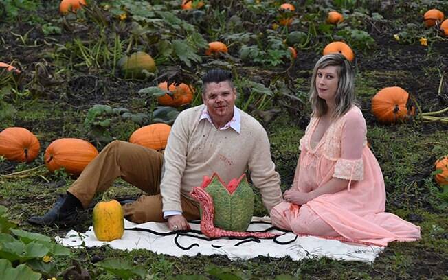 Ensaio fotográfico de gestante: casal se diverte ao registrar momento da gravidez com ensaio bizarro