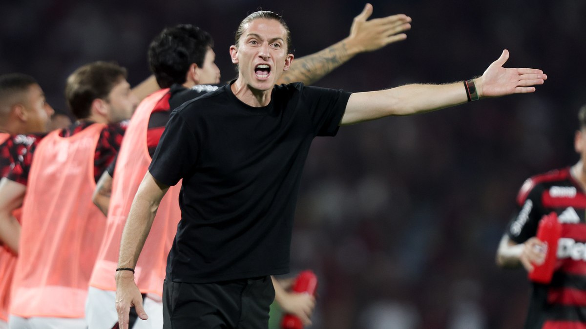 Filipe Luís reclama com arbitragem no clássico contra o Vasco