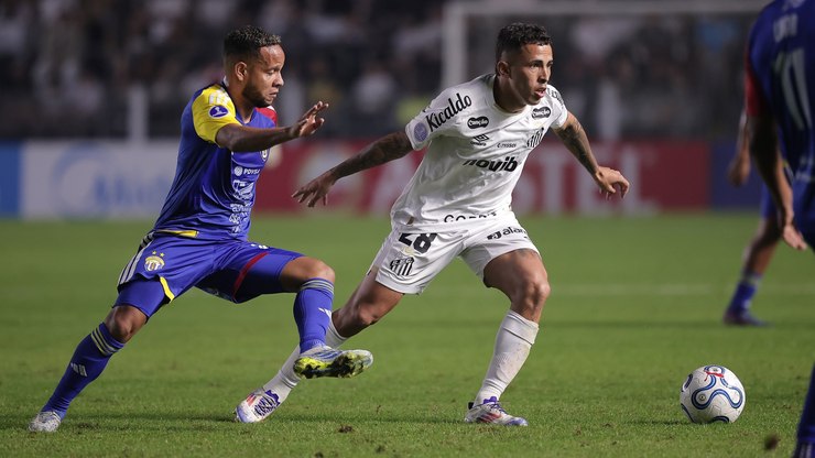 Com Neymar saindo do banco, Santos leva susto, mas avança na Sula