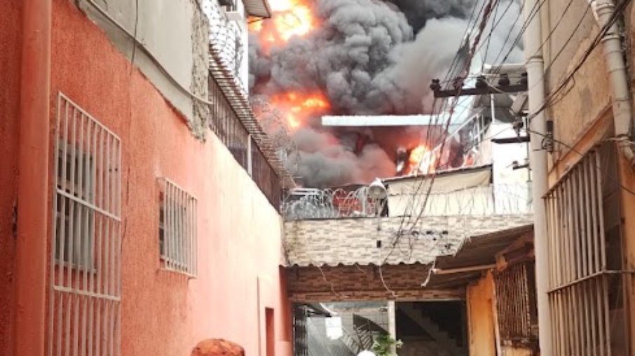 Incêndio atinge loja no RJ e interdita pista da Avenida Brasil