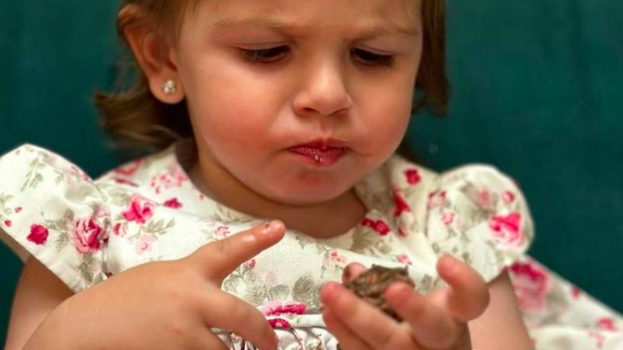 Ayla, filha de Bárbara Evans, come brigadeiro pela primeira vez