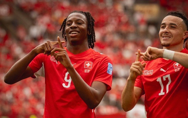 Manzambi comemorando o gol da Suiça