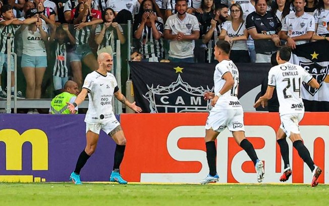 Fábio Santos faz valer a 'lei do ex', e Corinthians vence o Atlético-MG de virada no Brasileirão