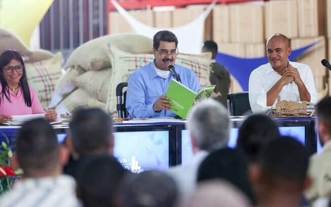 Héctor Rodríguez ao lado do presidente venezuelano, Nicolás Maduro