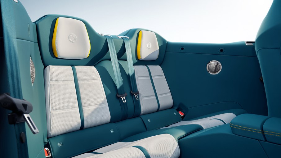 Denza Z Spider tem configuração 2+2 e cabine com acabamento premium em tons de azul e branco