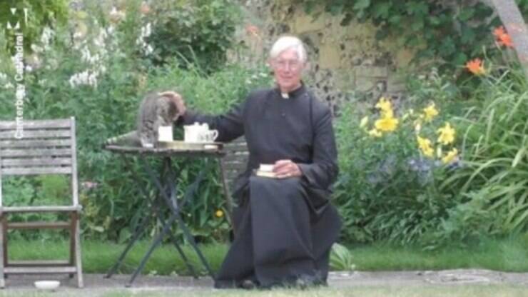 Gato rouba a cena tomando leite de padre durante missa online