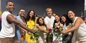 Turistas são maioria e Copacabana já vive clima de celebração