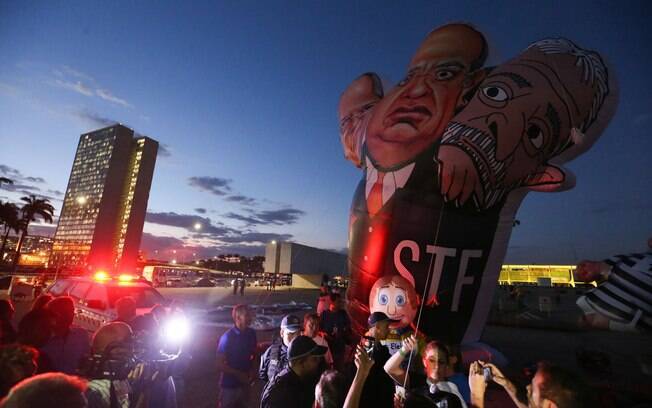 Manifestantes pró-Lava Jato levaram bonecos infláveis e velas à sede do STF em Brasília