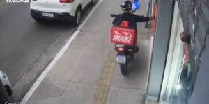 Vídeo: falso entregador rouba celular de mulher em São Paulo