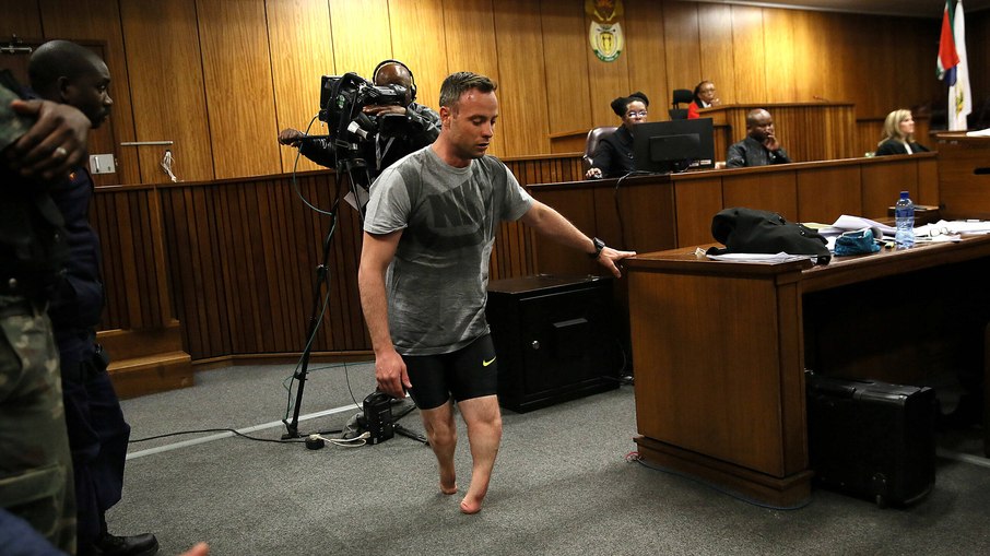 Oscar Pistorius caminhou sem as próteses durante audiência anterior