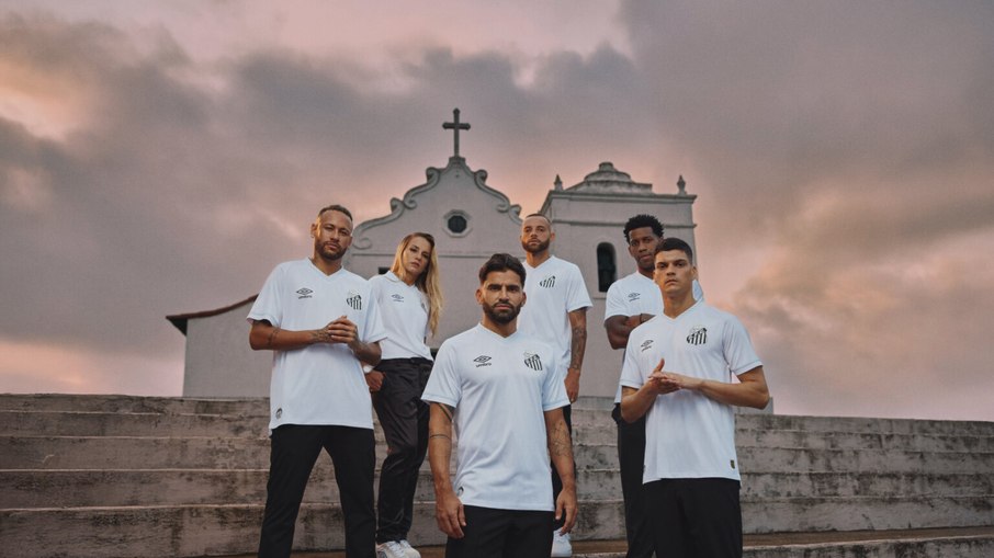 O modelo acompanha um patch personalizado do clube, que traz a frase “Glorioso Alvinegro Praiano”, O modelo acompanha um patch personalizado do clube, que traz a frase “Glorioso Alvinegro Praiano”,