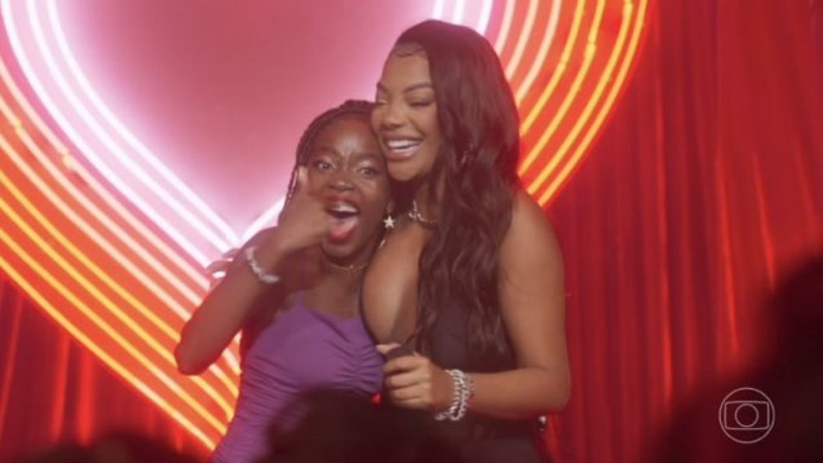 Kate (Clara Moneke) e Ludmilla em Vai na Fé