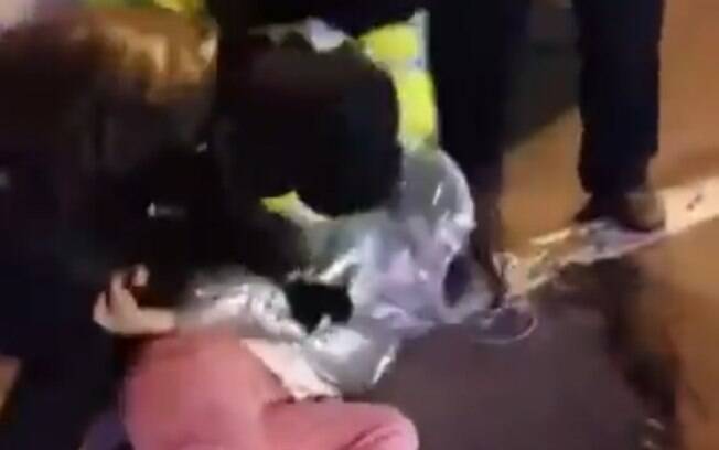 Vídeo mostra o momento em que uma mulher é arrastada para fora do carro por policiais