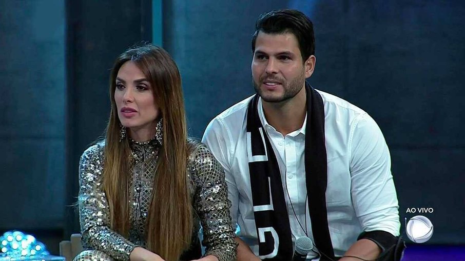Nicole Bahls entrega traição de ex e cita Arthur Aguiar: 'Bagunça' Nicole Bahls entrega traição de ex e cita Arthur Aguiar: 'Bagunça'